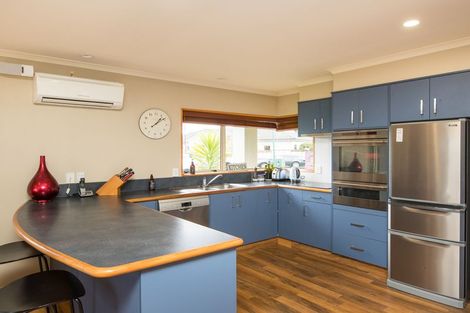 Photo of property in 6 Kea Place, Fitzherbert, Palmerston North, 4410