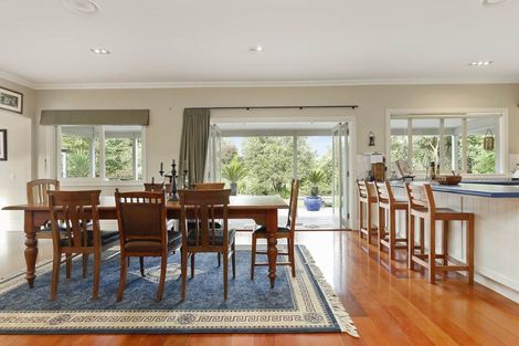 Photo of property in 186 Boord Crescent, Kumeu, 0891