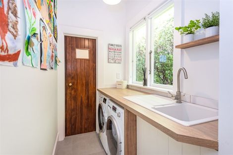 Photo of property in 108 Moncks Spur Road, Redcliffs, Christchurch, 8081