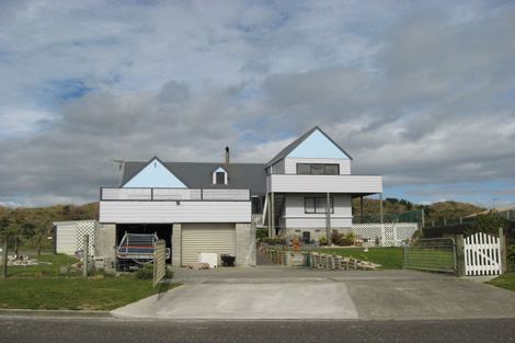 Photo of property in 2 James Street, Waikawa Beach, Levin, 5573