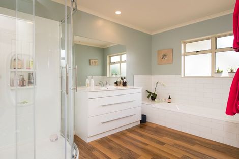 Photo of property in 6 Kea Place, Fitzherbert, Palmerston North, 4410