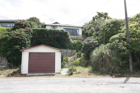 Photo of property in 2 Moana Street, Kaka Point, 9271