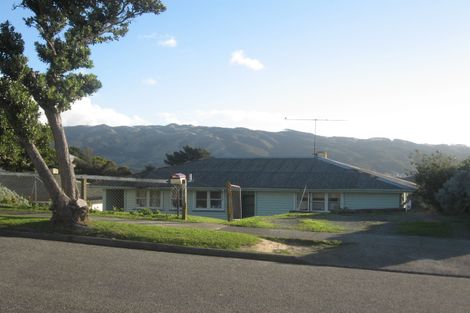 Photo of property in 32 Hereford Street, Cannons Creek, Porirua, 5024