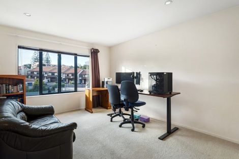 Photo of property in 22/8 Tobago Place, Sunnynook, Auckland, 0620