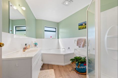 Photo of property in 9 Tui Glen Drive, Levin, 5571