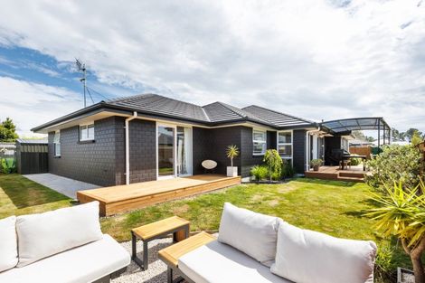 Photo of property in 120 Johnstone Drive, Fitzherbert, Palmerston North, 4410