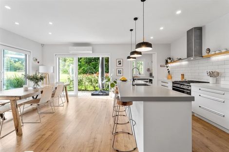 Photo of property in 18b Hobbs Road, Matakatia, Whangaparaoa, 0930