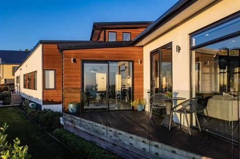 Photo of property in 17 Drayton Drive, Mount Pleasant, Christchurch, 8081