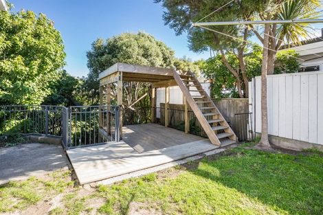 Photo of property in 44 Grays Road, Plimmerton, Porirua, 5026