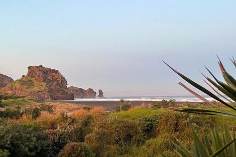 Photo of property in 180 Marine Parade North, Piha, New Lynn, 0772