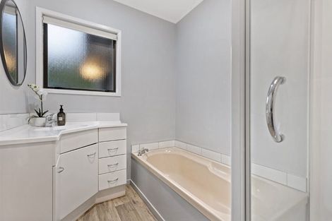 Photo of property in 15a Bridge Avenue, Te Atatu South, Auckland, 0610