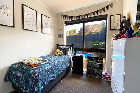 Photo of property in 10 St Simon Place, Botany Downs, Auckland, 2010