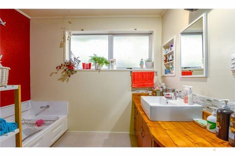 Photo of property in 20 Timaru Road, Waimate, 7924