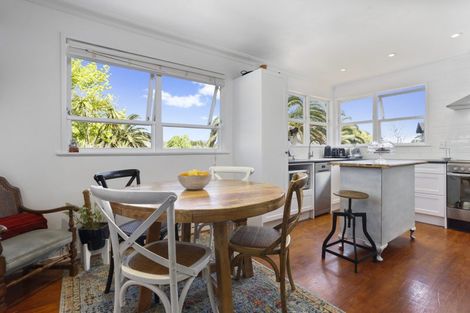 Photo of property in 30 Arosa Place, Forrest Hill, Auckland, 0620