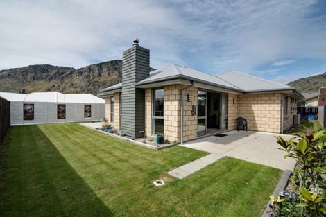 Photo of property in 4 Sew Hoy Lane, Arthurs Point, Queenstown, 9371