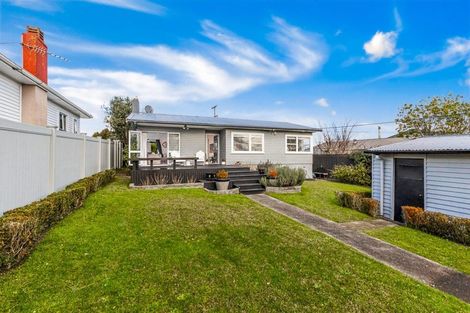 Photo of property in 2/29 Sunnyfield Crescent, Glenfield, Auckland, 0629