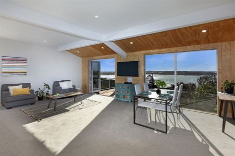 Photo of property in 32 The Brae, Mount Pleasant, Christchurch, 8081