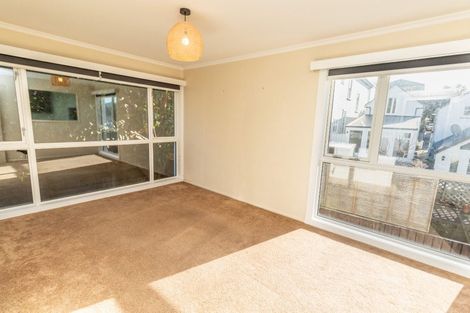 Photo of property in Victoria Court, 7/4 Queen Street, Mount Victoria, Wellington, 6011