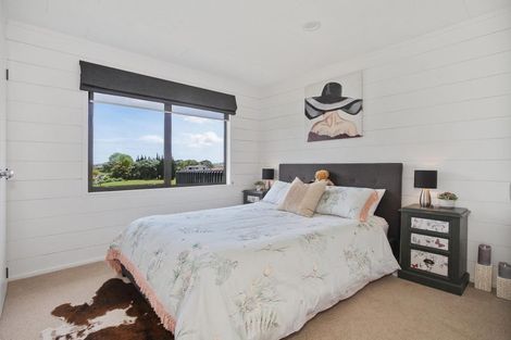 Photo of property in 3 Stella Drive, Clarks Beach, 2122