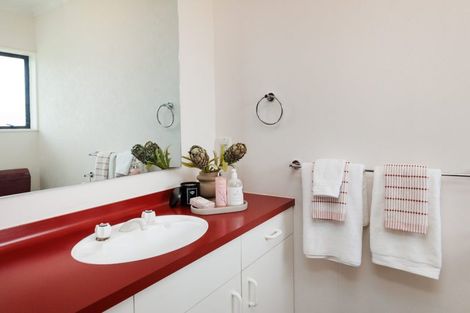 Photo of property in 22 Colonial Place, Kelvin Grove, Palmerston North, 4414