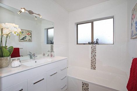 Photo of property in 21b Sunnypark Avenue, Rosehill, Papakura, 2113