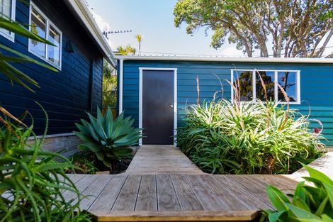 Photo of property in 1396 Whangaparaoa Road, Army Bay, Whangaparaoa, 0930