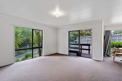 Photo of property in 76 Harmel Road, Glendene, Auckland, 0602