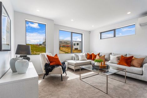 Photo of property in 5 Makumaku Place, Long Bay, Auckland, 0630