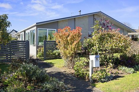 Photo of property in 13 John Guthrie Place, Merrilands, New Plymouth, 4312