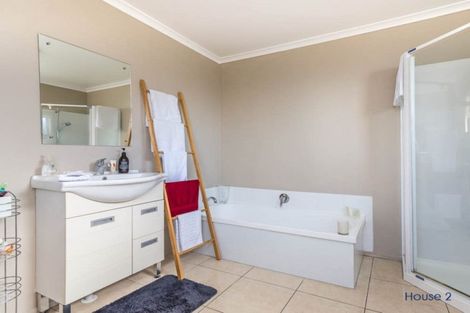 Photo of property in 25a Eastglen Road, Glen Eden, Auckland, 0602