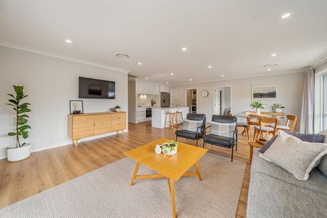 Photo of property in 15 Rewarewa Way, Timberlea, Upper Hutt, 5018