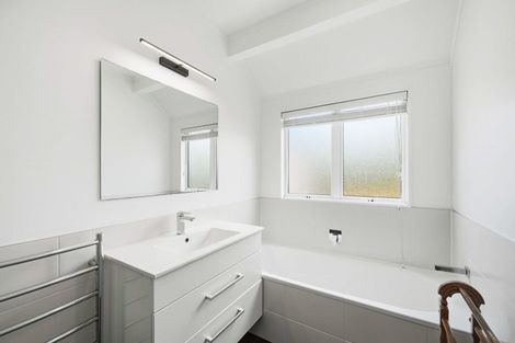 Photo of property in 16 Waipuia Place, Greenhithe, Auckland, 0632