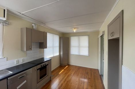 Photo of property in 12 Gill Avenue, Te Atatu Peninsula, Auckland, 0610