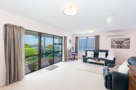 Photo of property in 8a Chapman Street, Newlands, Wellington, 6037