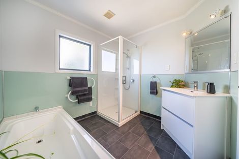 Photo of property in 11 Chastudon Place, Tawa, Wellington, 5028