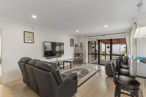 Photo of property in 62 Thornbury Crescent, East Tamaki Heights, Auckland, 2016