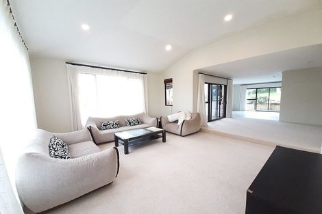 Photo of property in 17 Crimson Park, Oteha, Auckland, 0632