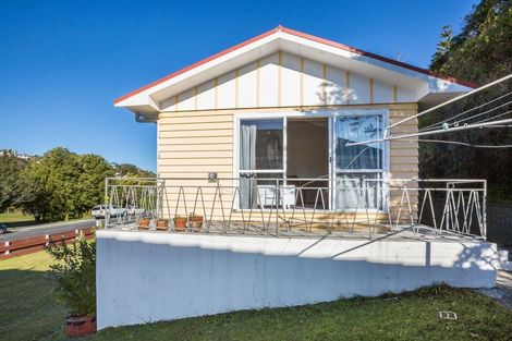 Photo of property in 141 Newlands Road, Newlands, Wellington, 6037