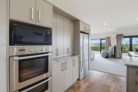Photo of property in 71 Ruapehu Drive, Fitzherbert, Palmerston North, 4410