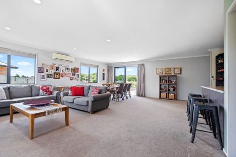 Photo of property in 8 Beckham Close, Grandview Heights, Hamilton, 3200