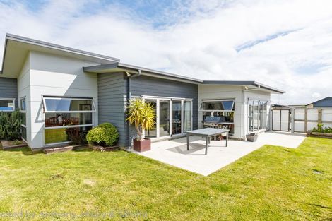 Photo of property in 17 Lorenzo Place, Kelvin Grove, Palmerston North, 4414