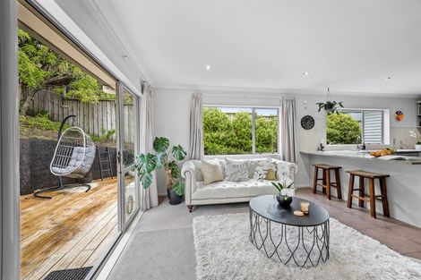 Photo of property in 31 Harrowglen Drive, Northcross, Auckland, 0632