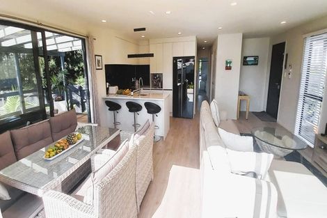 Photo of property in 2 Meenas Place, Cable Bay, 0420