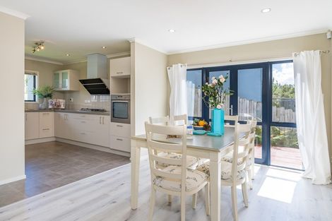 Photo of property in 5 Sonoma Crescent, Oteha, Auckland, 0632