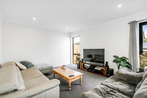 Photo of property in 18 Waimoana Close, Massey, Auckland, 0614