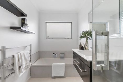 Photo of property in 30 Mandeville Place, Unsworth Heights, Auckland, 0632