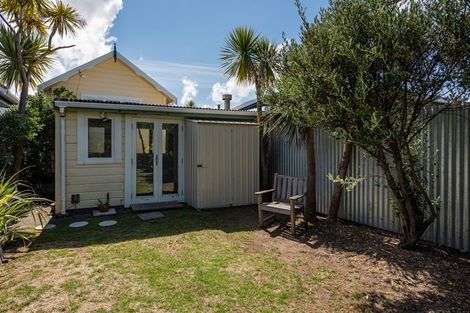 Photo of property in 36 Apu Crescent, Lyall Bay, Wellington, 6022