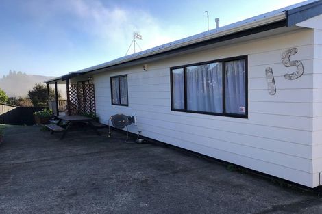 Photo of property in 15 Fenchurch Grove, Stokes Valley, Lower Hutt, 5019