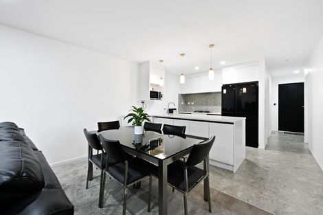 Photo of property in 5/147c Carlisle Road, Northcross, Auckland, 0632