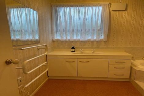 Photo of property in 17 Waller Avenue, Bucklands Beach, Auckland, 2012